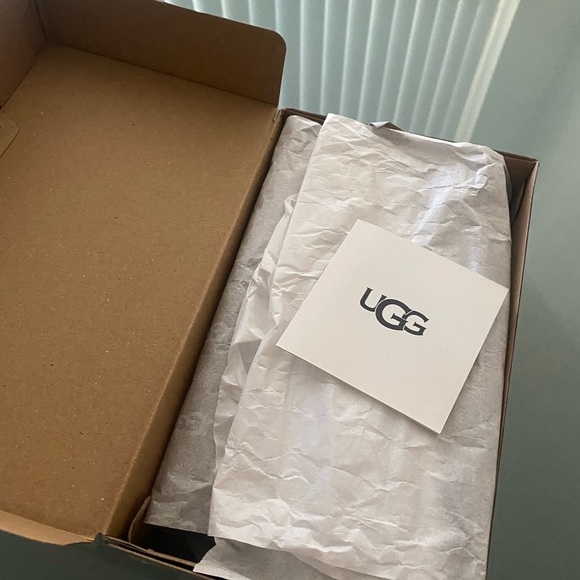 Kids UGG Ascot slippers- Brand NEW - Picture 4 of 11